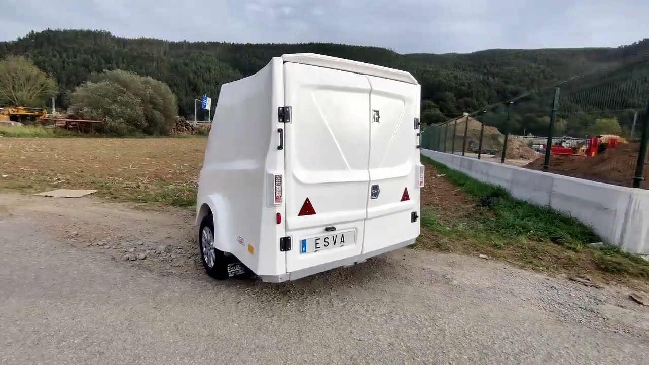 REMOLQUE CARROZADO AERODINAMICO DE POLIESTER