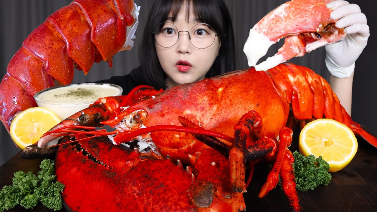 Огромный омар, обмакиваемый в сливочный соус🦞🤍 Mukbang ASMR