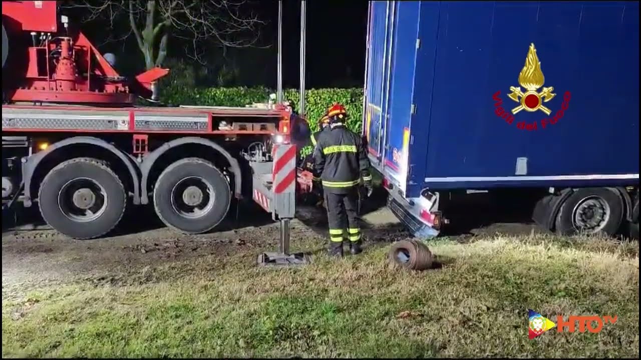 Mirano (VE) - Soccorso autoarticolato polacco finito fuori strada in Via Caorliega - www.HTO.tv