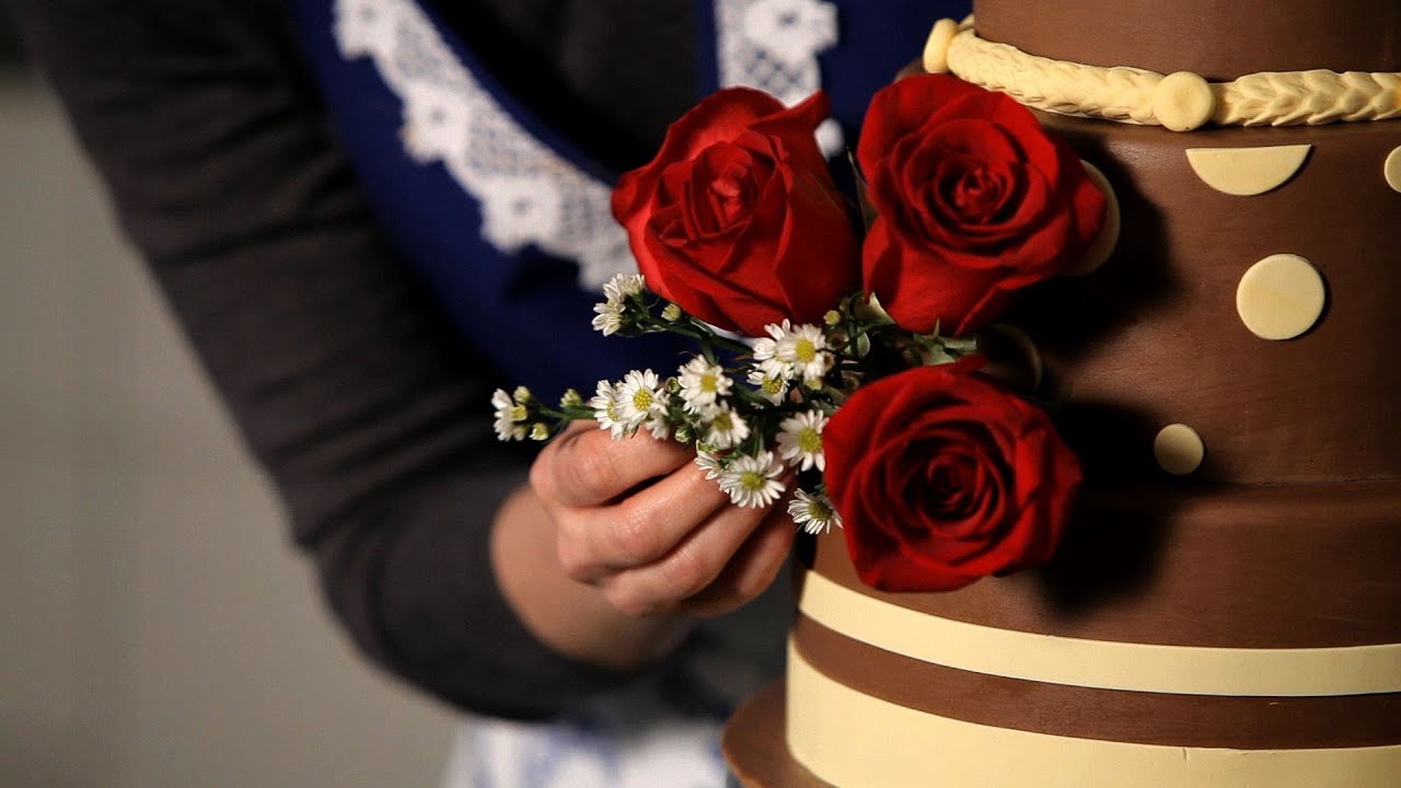 How to Decorate with Fresh Flowers | Wedding Cakes