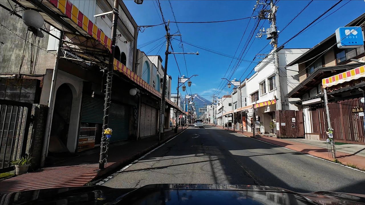 富士吉田本町のレトロ商店街から見る富士山