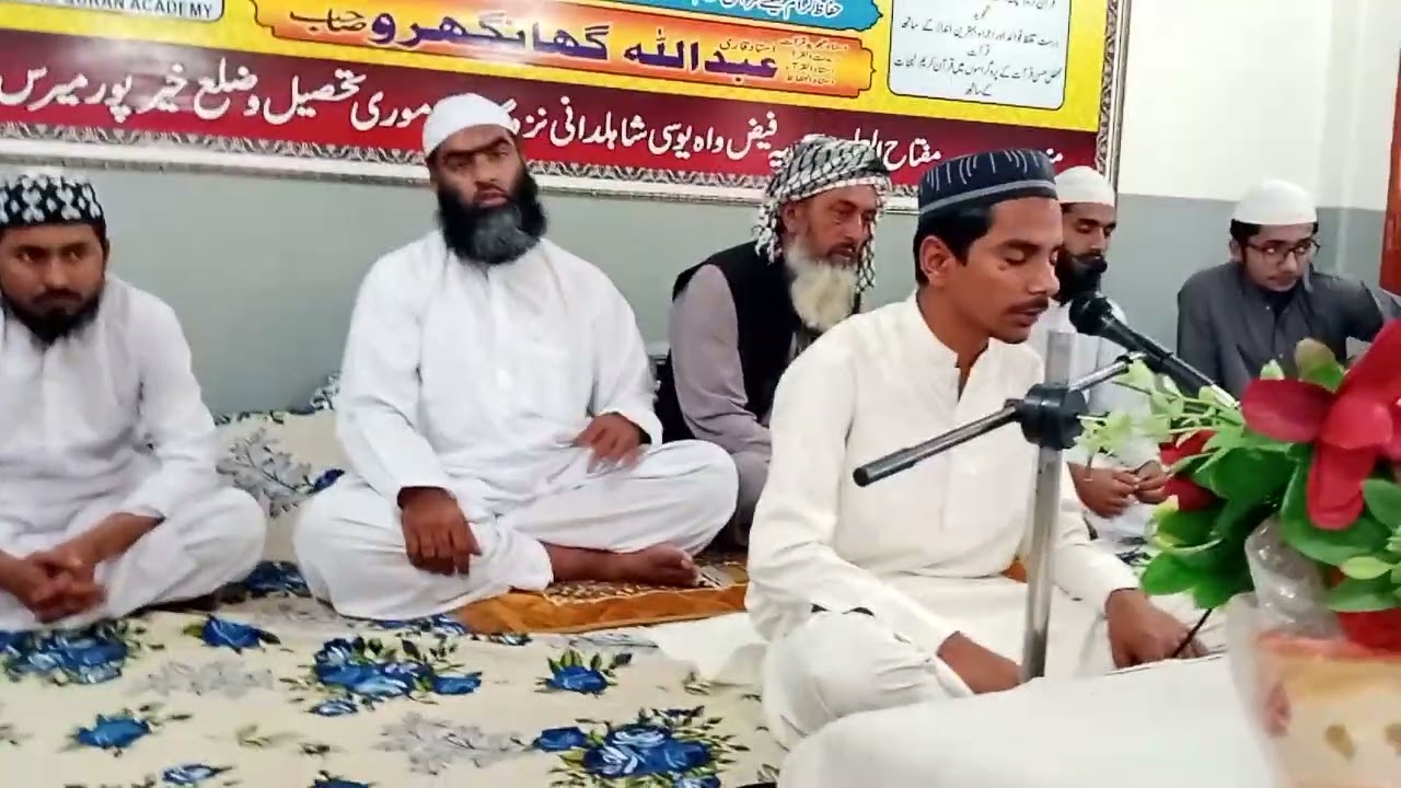 مدرسے کا طالب العلم قاری عبداللہ اوگاہی تلاوت قرآن پاک کرتے ہوئے 