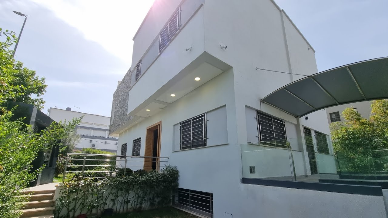 فيلا فخمة بواجهتين للبيع بفاس طريق ايموزار قرب مصحة الكوثر Luxueuse villa à vendre meublé à fés
