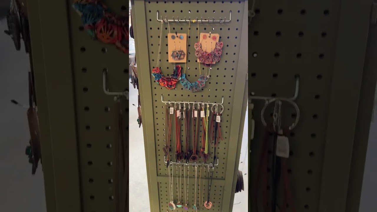💚✅Easy to Use Rotating Pegboard Jewelry Display Stand.💚✅
