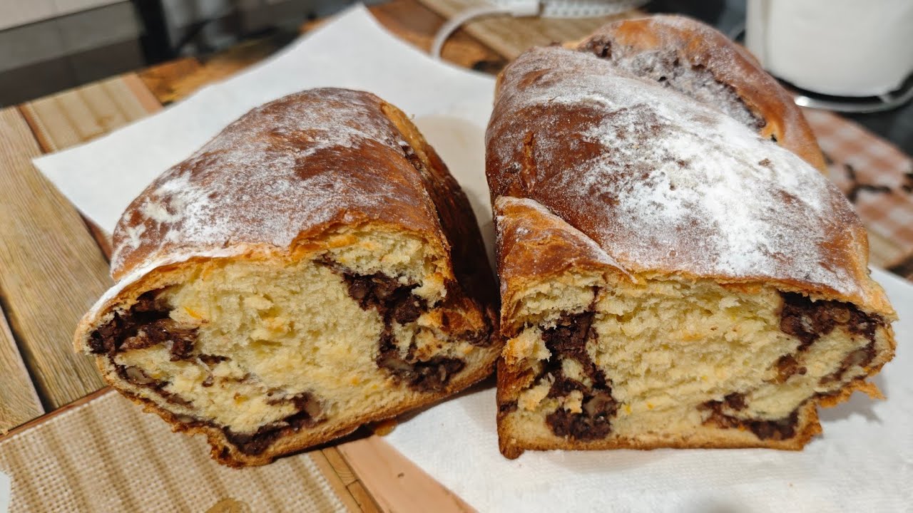 Cozonac tradițional pufos.