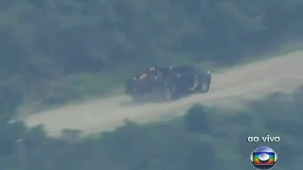 Traficantes em fuga na Vila Cruzeiro, Rio de Janeiro. Trecho de reportagem do RJTV, Globo