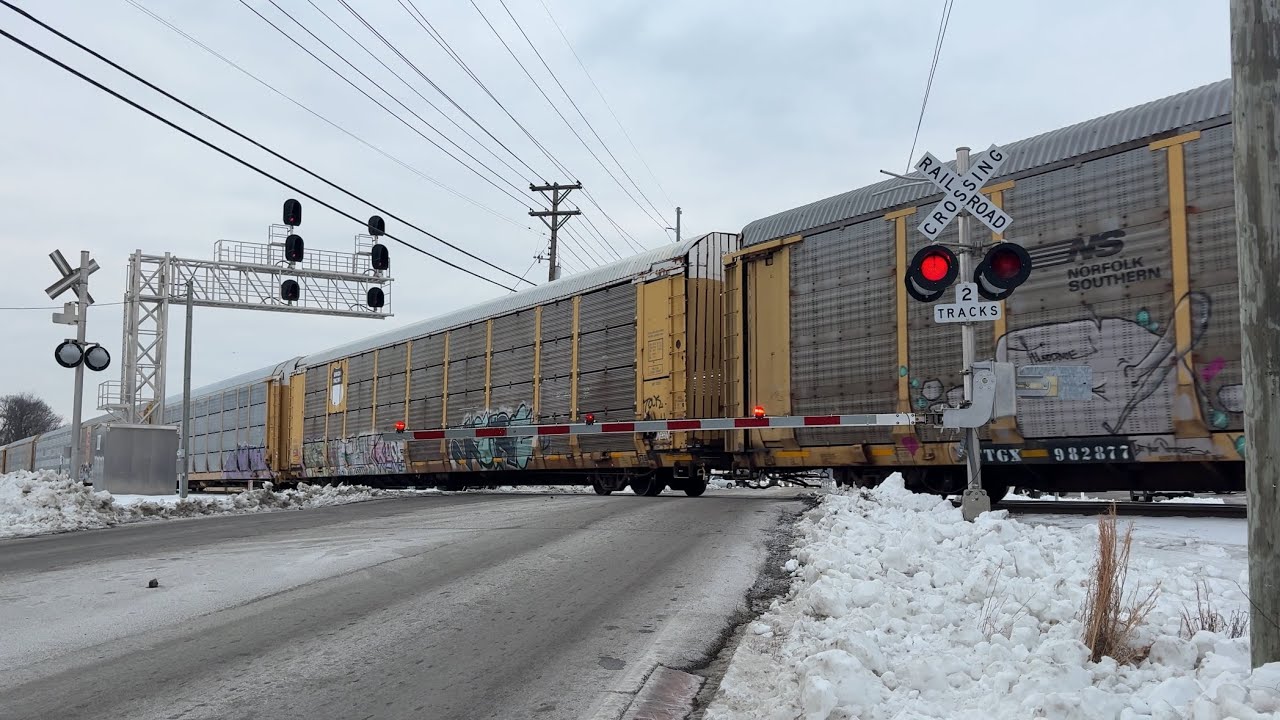 NS 7560 Leads Autorack East | Bardstown Rd. Railroad Crossing, Buechel, KY