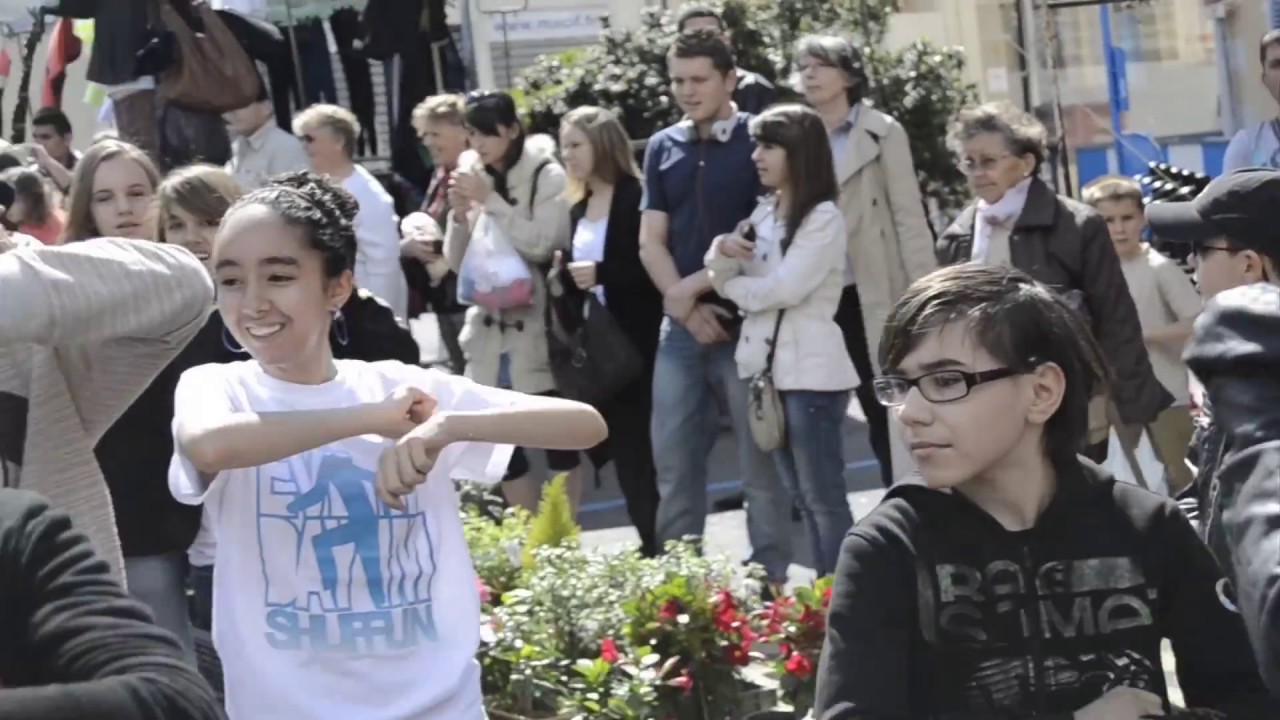 Flashmob du marché de Montereau Fault Yonne