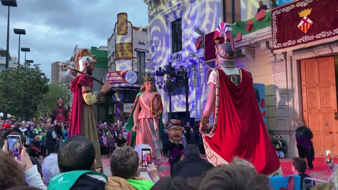 Els Gegants d'Hospitalet al toc d'inici de les festes d'Hospitalet 2024