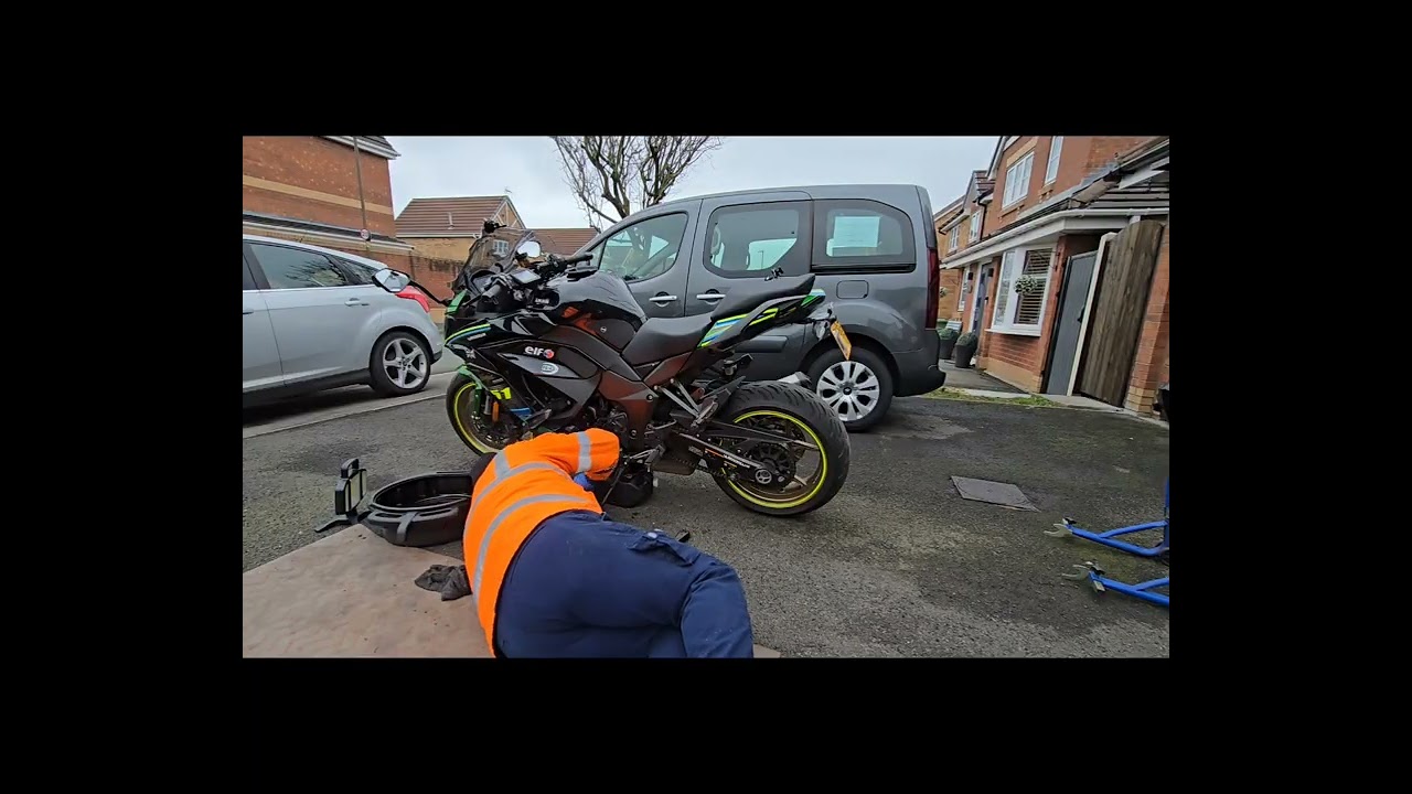 @StHelensLad     KAWASAKI SX1000 NINJA. Oil & Filter Service