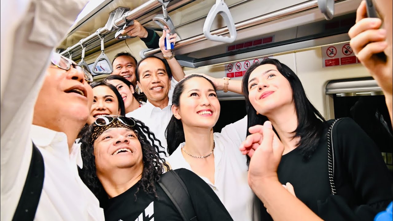 Presiden Jokowi Jajal LRT Bersama Para Penggiat Seni, Jakarta, 10 Agustus 2023