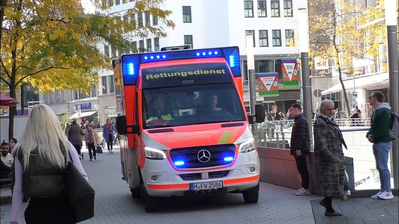[Durch die Fußgängerzone!] RTW Feuer  und Rettungswache 1 Hannover