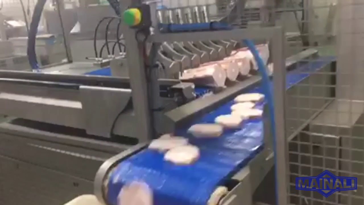 Sierra automática cortando pescado congelado