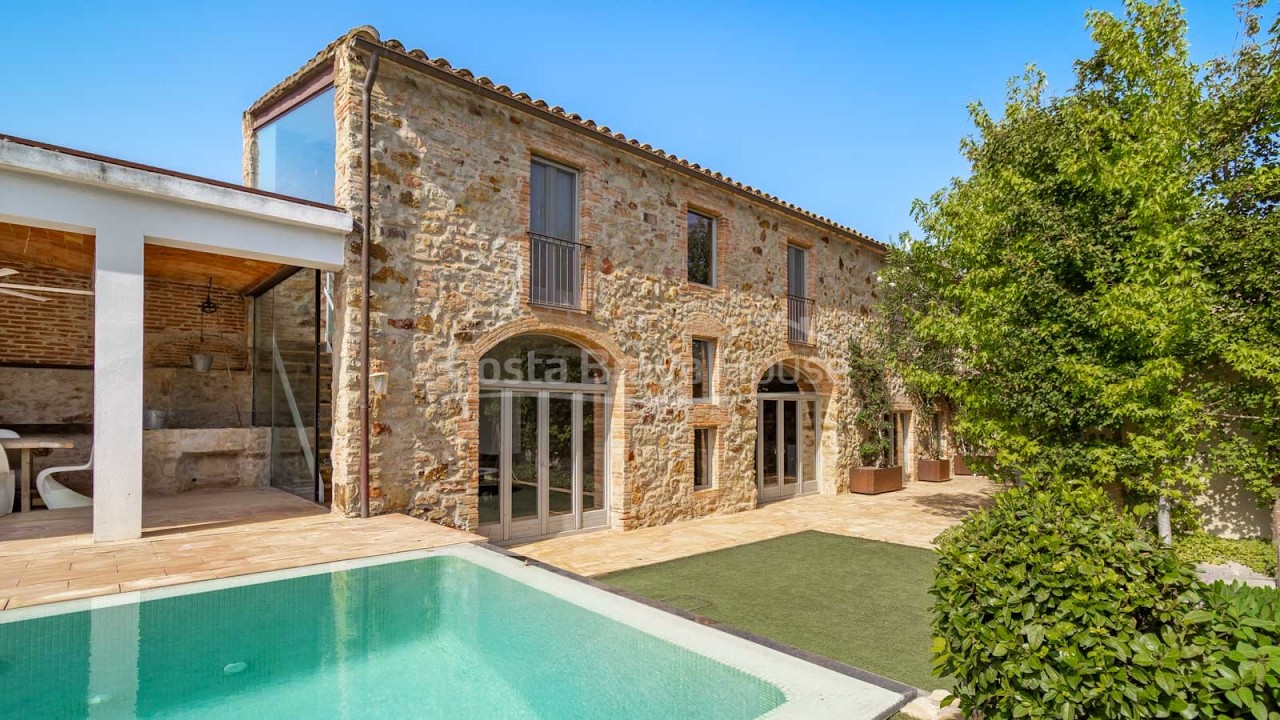Casa rehabilitada en venta en Pals con jardín y piscina | Ref 6038