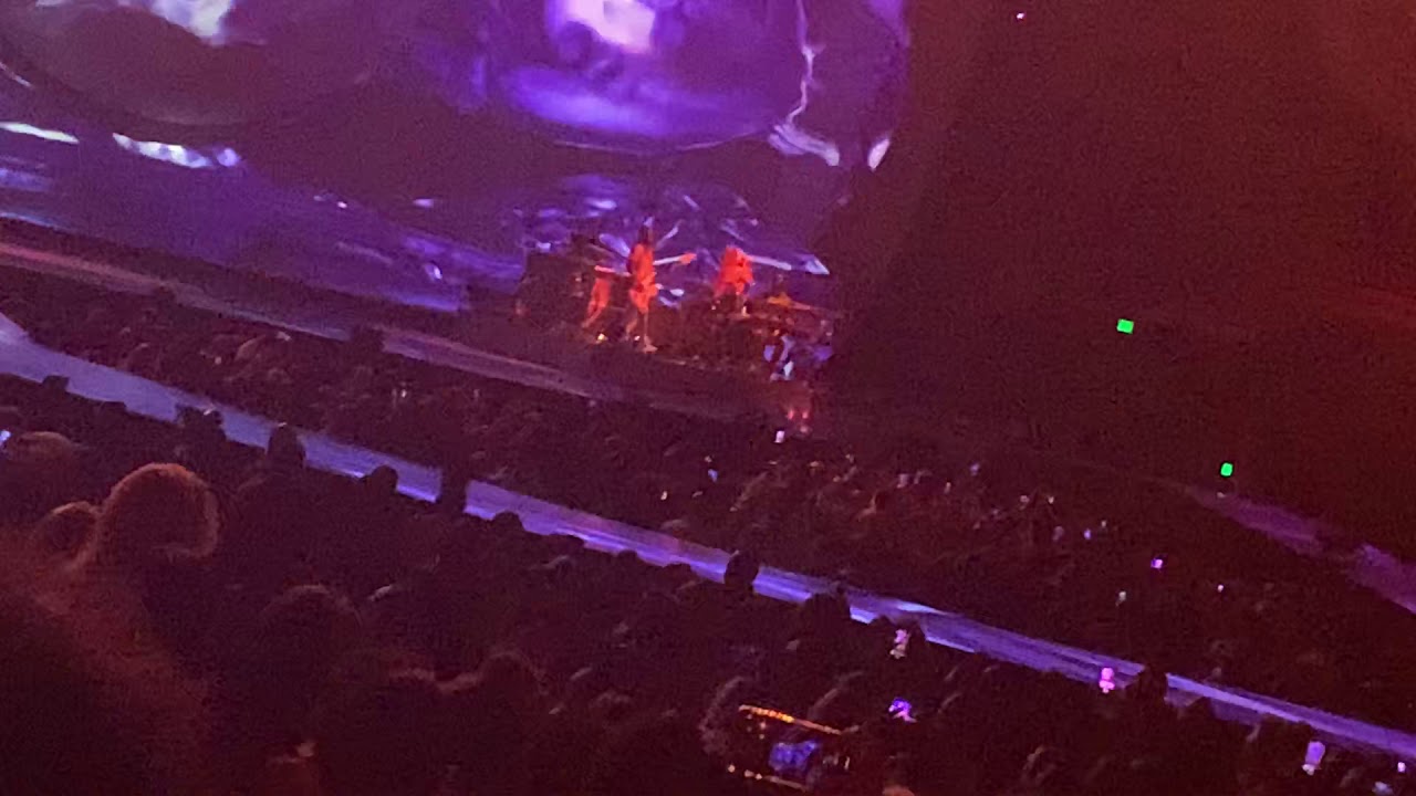 Ariana Grande - Dangerous Woman (Live in Columbia)