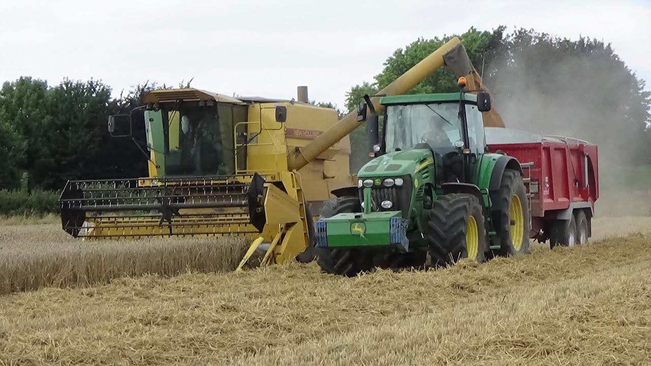 Harvest 2021 - Combining wheat with classic New Holland TX 32 & John Deere 7920