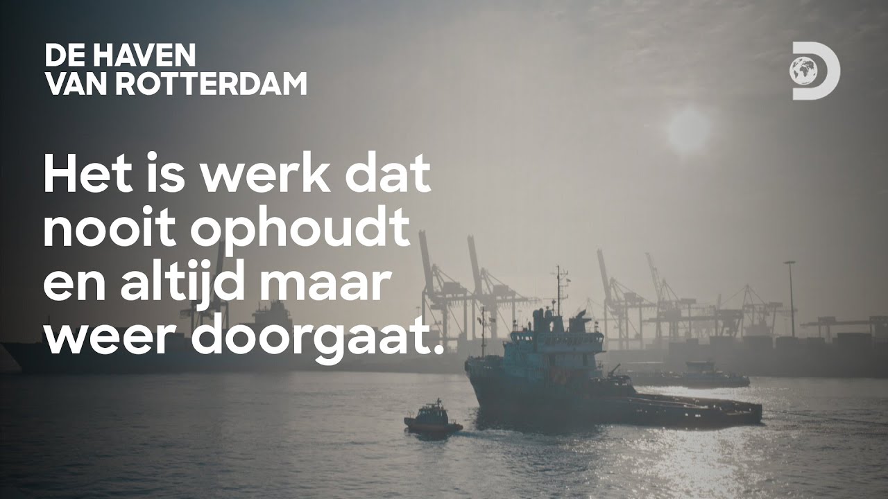 Het douane team onderzoekt een schip uit Zuid-Amerika.