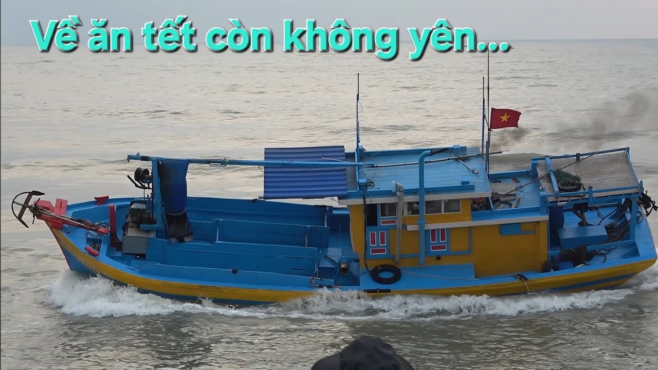 Tết rồi mà ghe về cảng gặp cảnh sóng lớn 