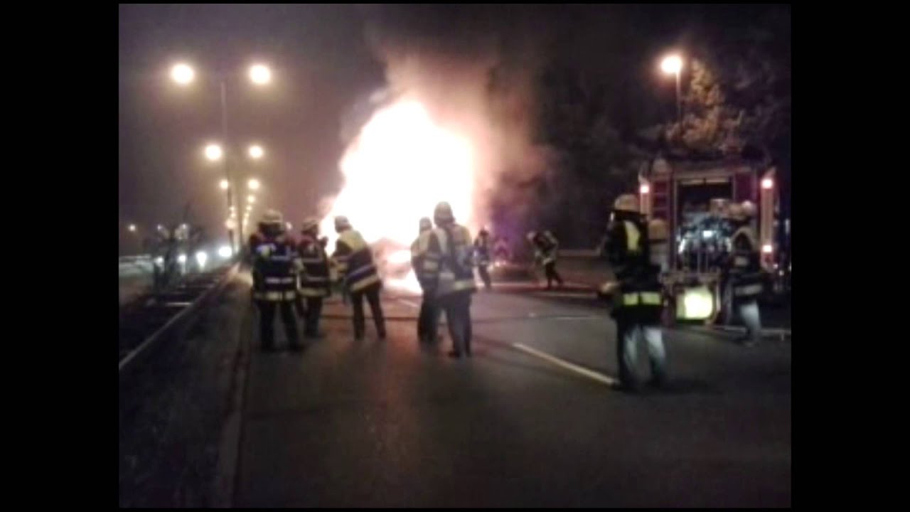 M&uuml;nchen: Augenzeuge zieht f&uuml;nf Unfallopfer aus Inferno -  Zweites M&auml;dchen (17) gestorben