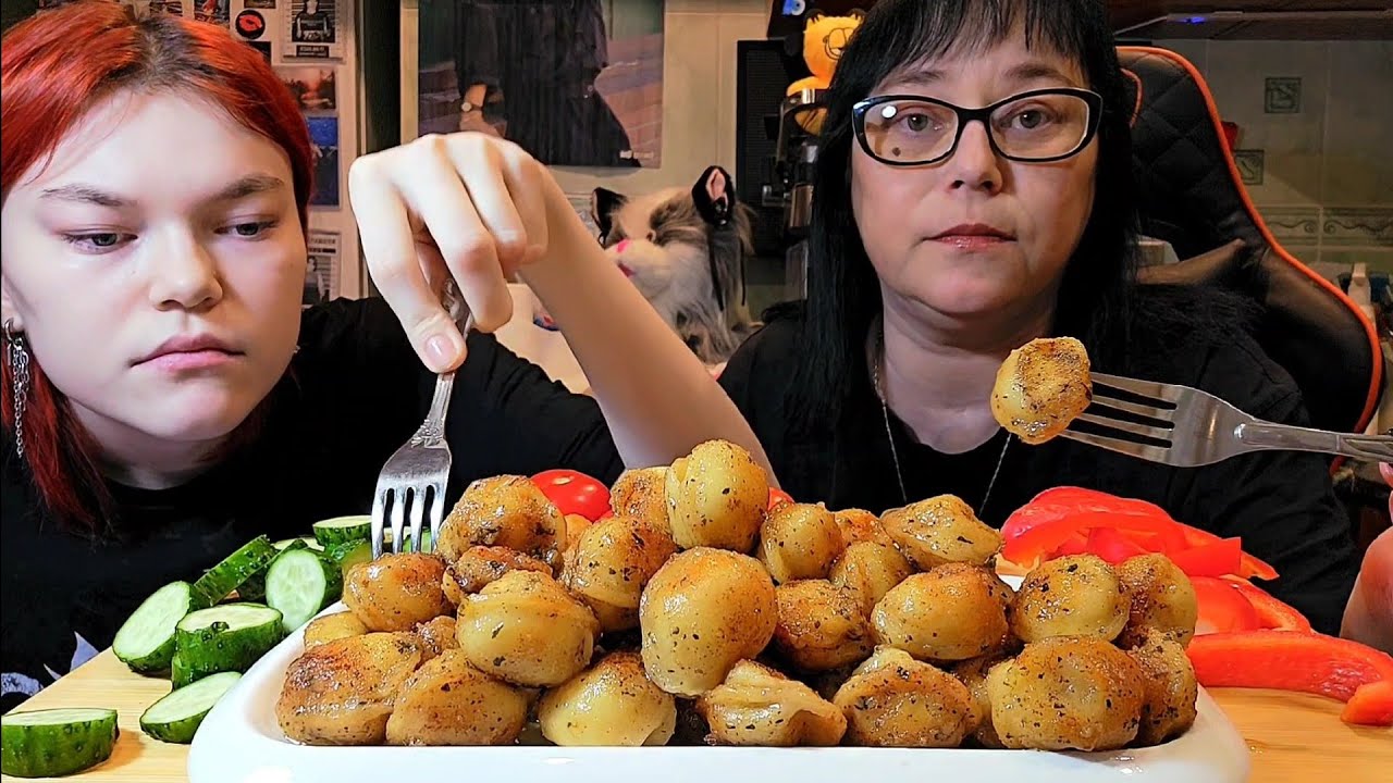Мукбанг | Пельмени жареные с соусом и овощами | Обжор Асмр 