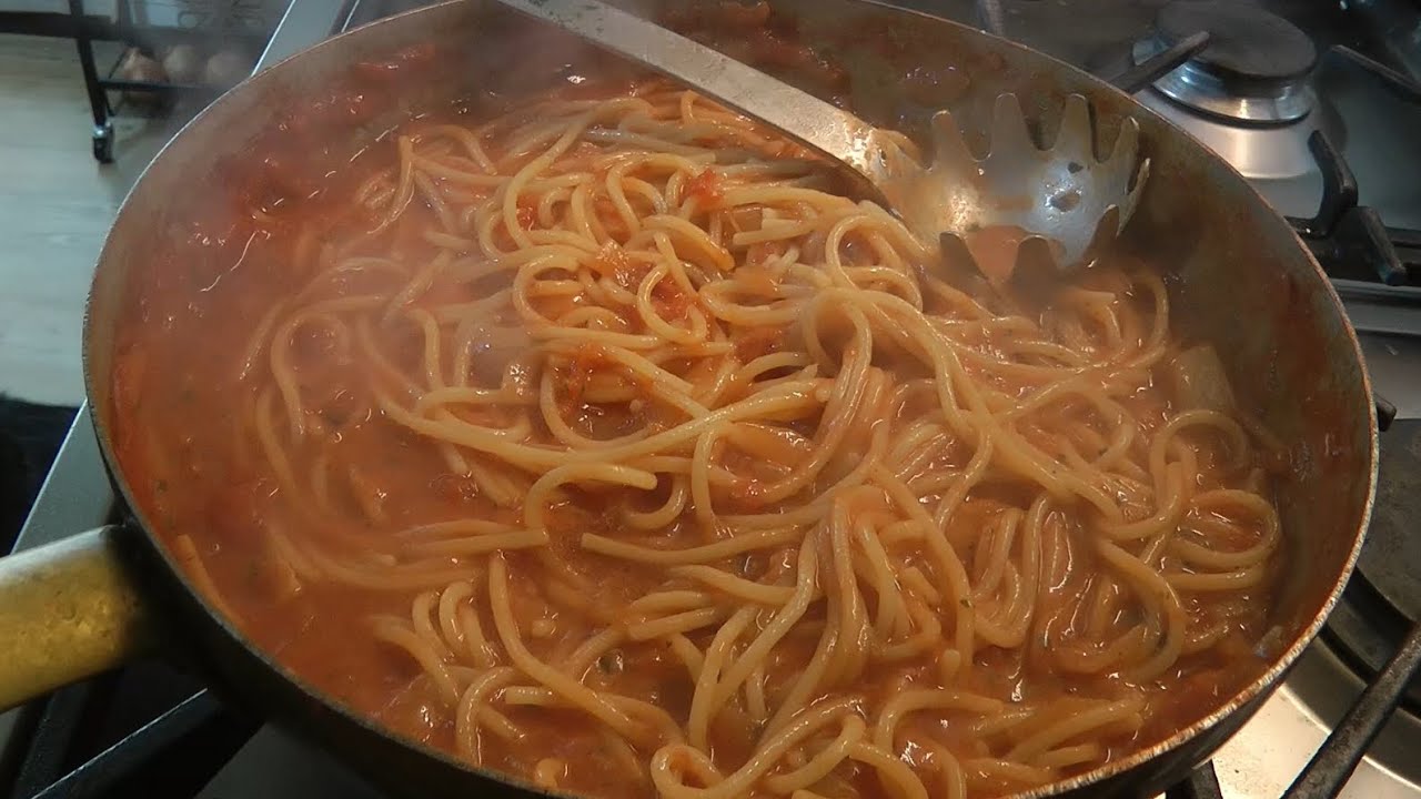 SPAGHETTI AL POMODORO 