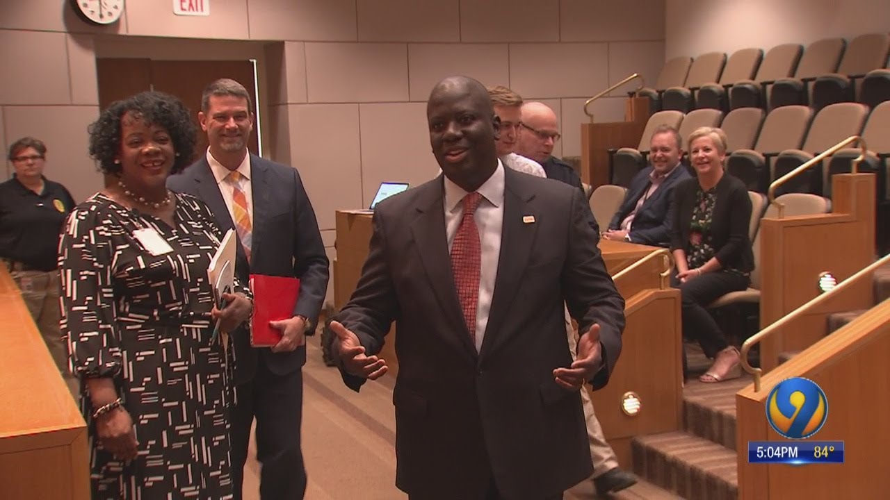 CMS board names Earnest Winston superintendent in unanimous vote