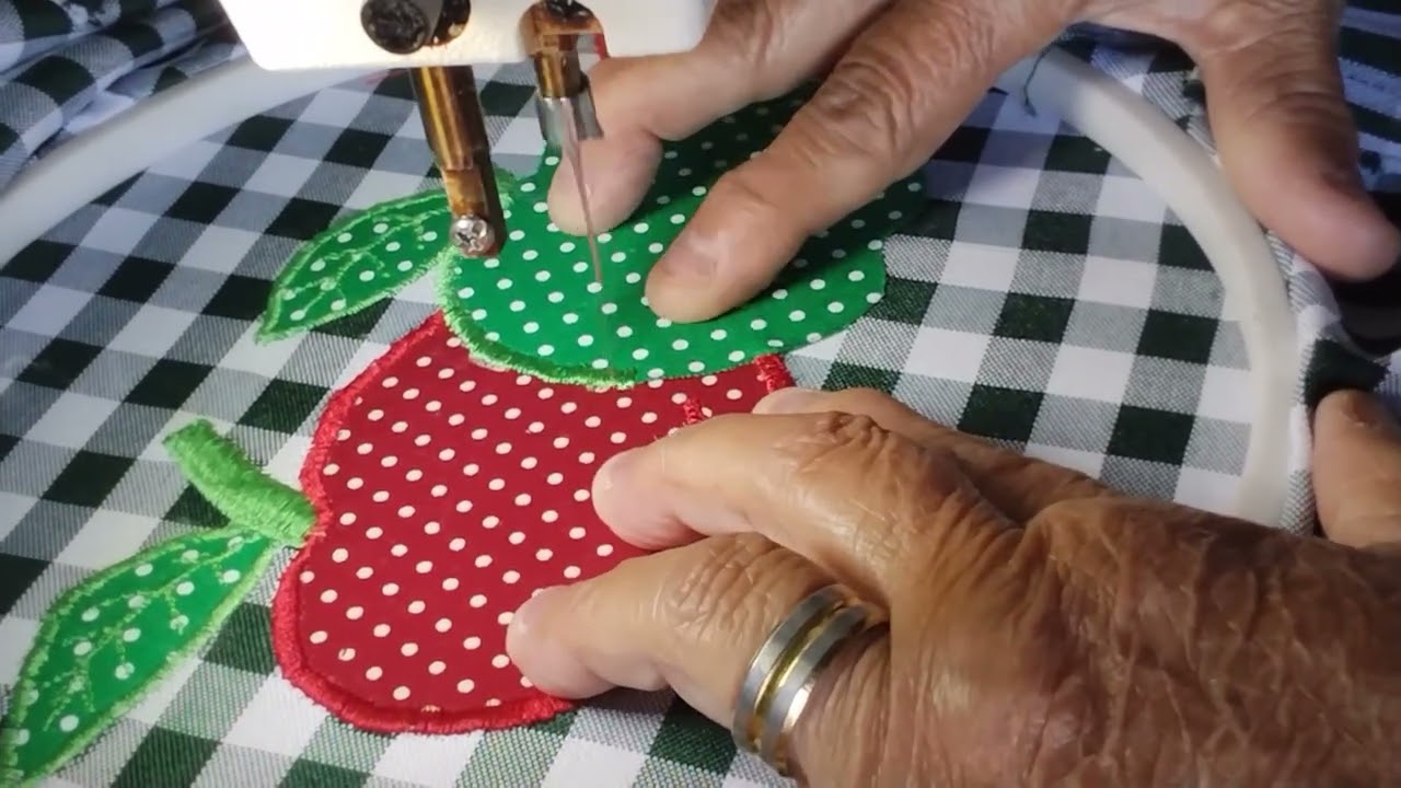 Bordando caminho de mesa.