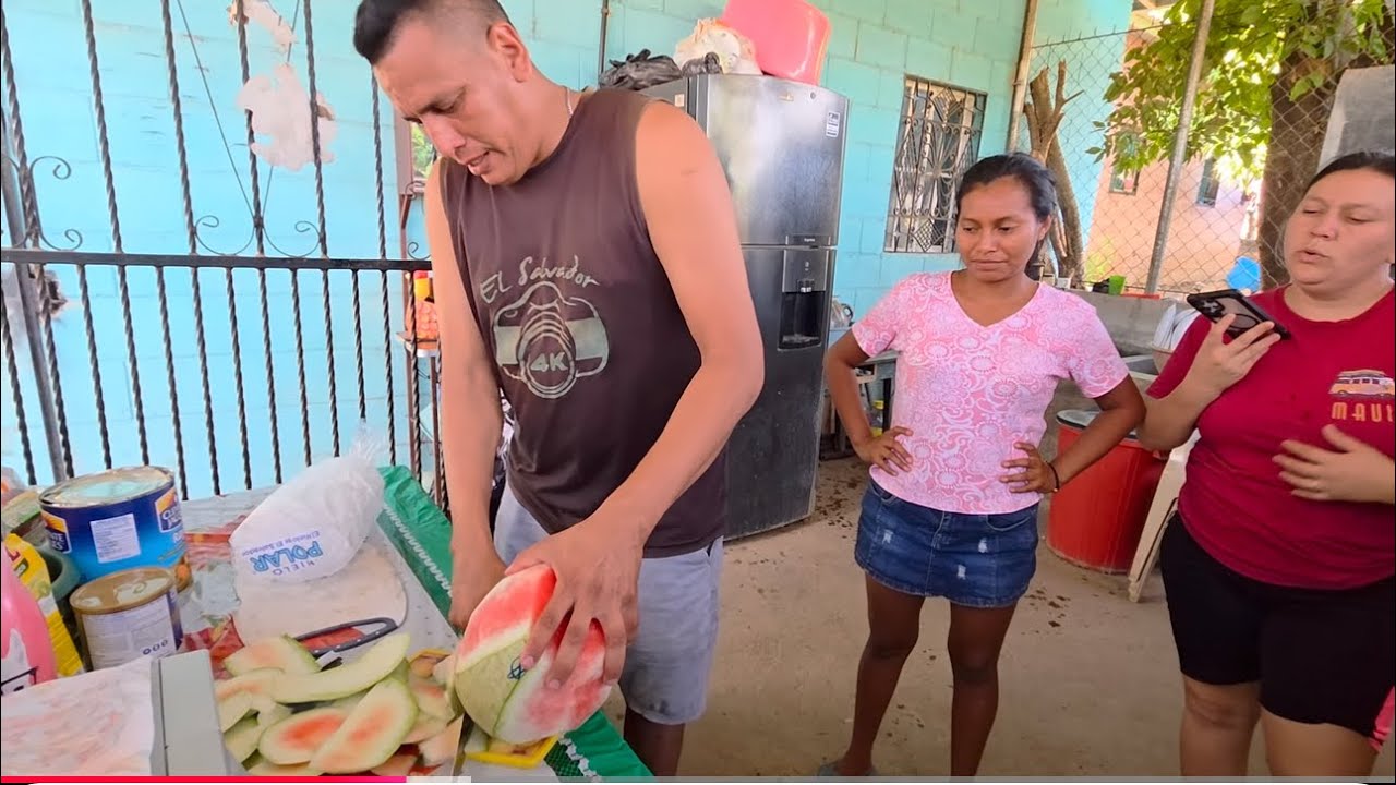 Micky le reclama a Pepa al mirar el regalo que le dió a chucha seca 