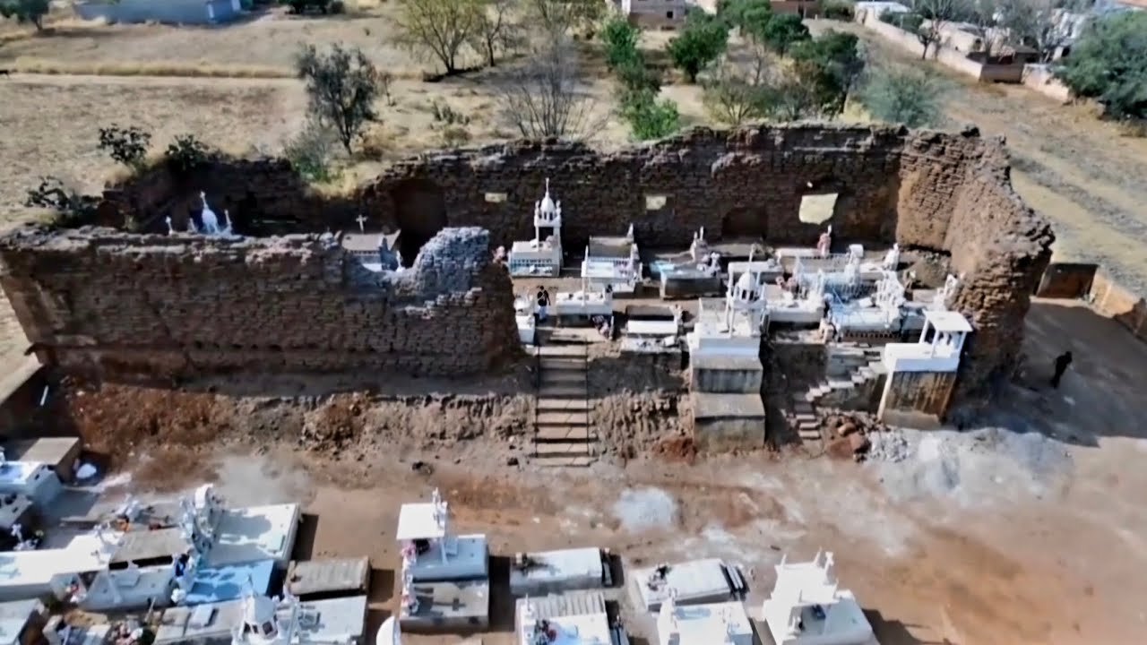 Que hace un CEMENTERIO En una Iglesia en Ruinas!!