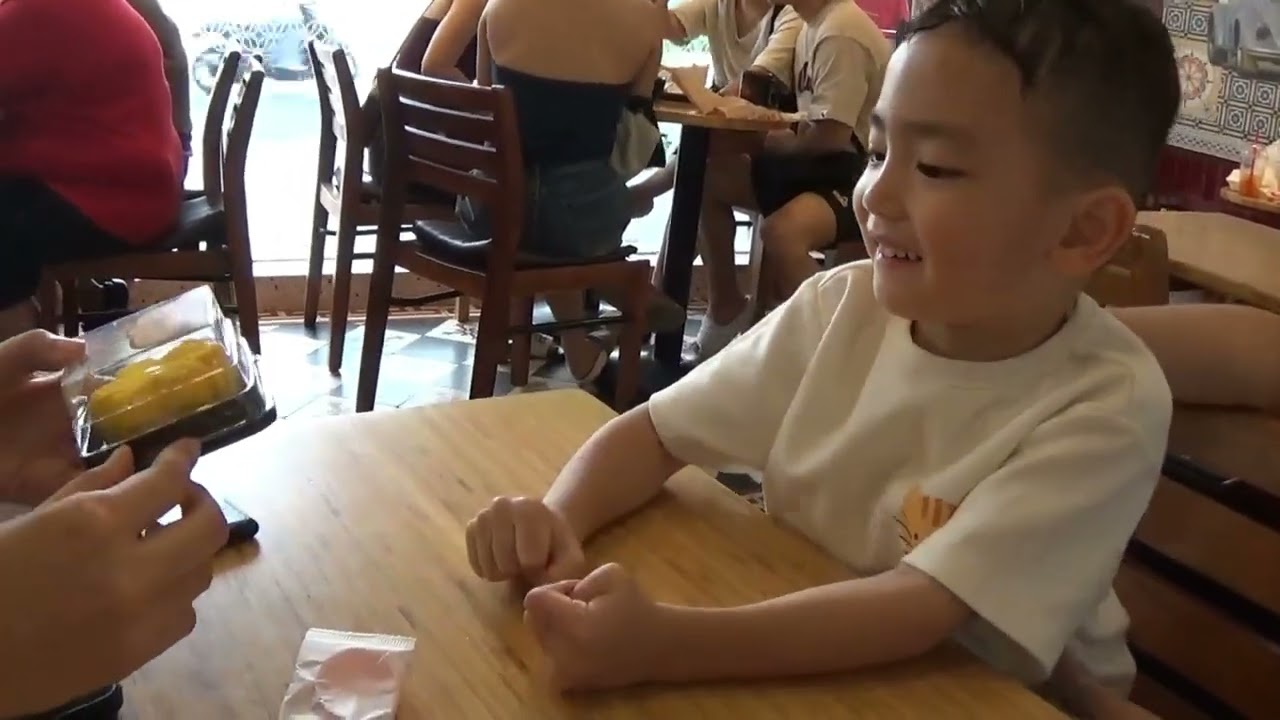 Minh Khôi đi chơi đường hoa Nguyễn Huệ, uống cafe chờ xe bus hop on hop off