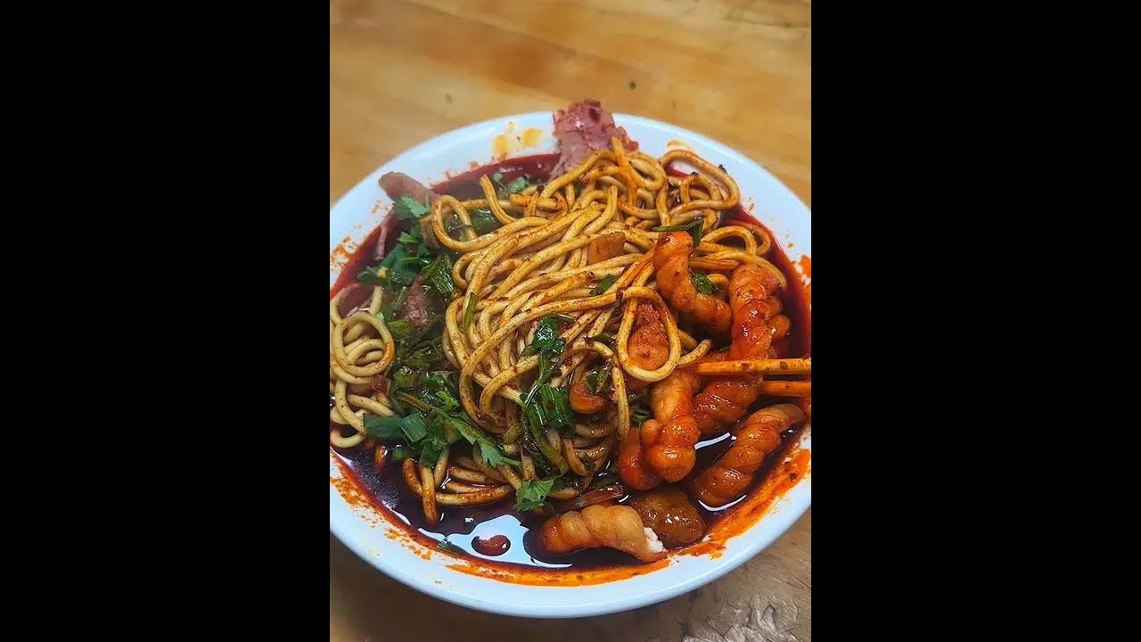 辣到屁股冒烟，我就爱这个 #抖音美食 #牛肉丸子面  #打卡好去处 #人间烟火 #寻味河东