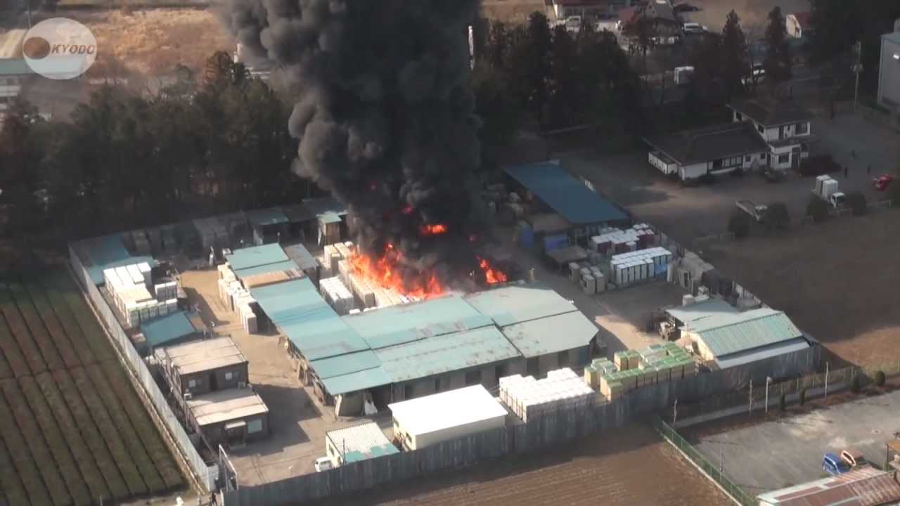簡易トイレ２００個燃える 埼玉県日高市で火災