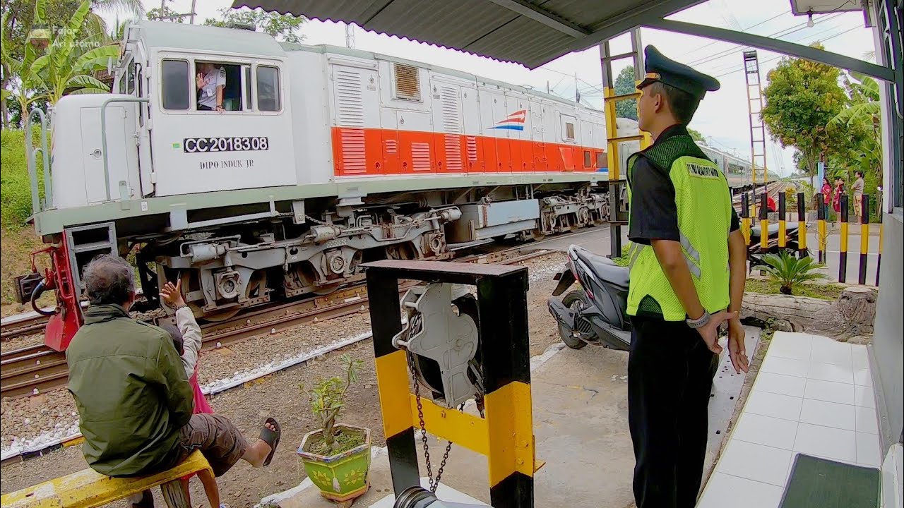 Epic moment perlintasan kereta api temuguruh