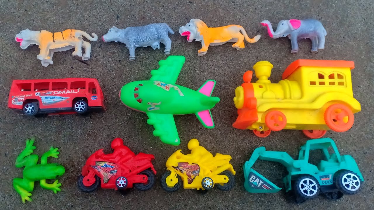 Jadui peire se mile buht sary toys dolls ko jangli janwaron frog aor snake ne pakr lia