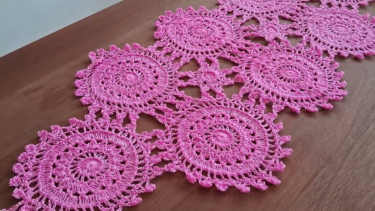 Trilhos de mesa feito com fio de polipropileno ou fio de seda.