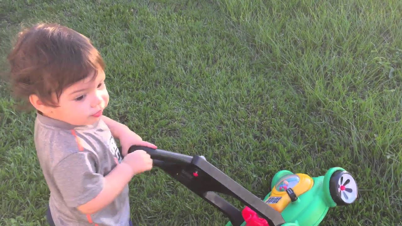 Mi ni&ntilde;o ayud&aacute;ndome a cortar la llerba