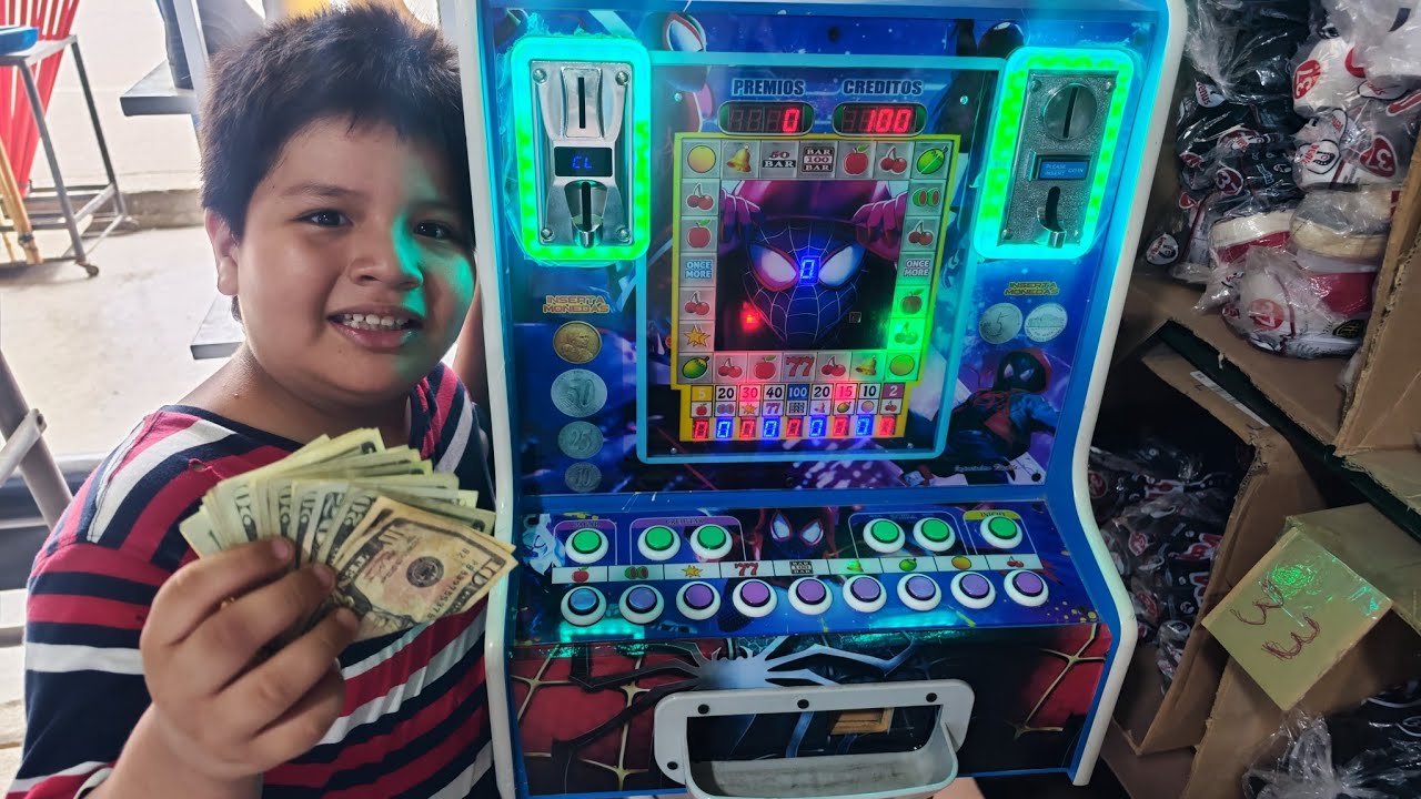 Si este niño gana en la maquinita le doy todo esté dinero😯😯😯
