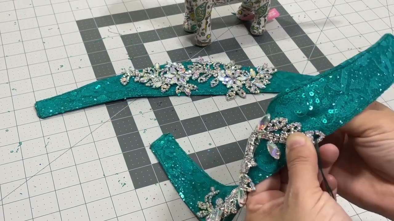 Swarovski en mangas postizas para vestido straplex - Maestra Miriam Clark - @GlamourAcademiaDeModa