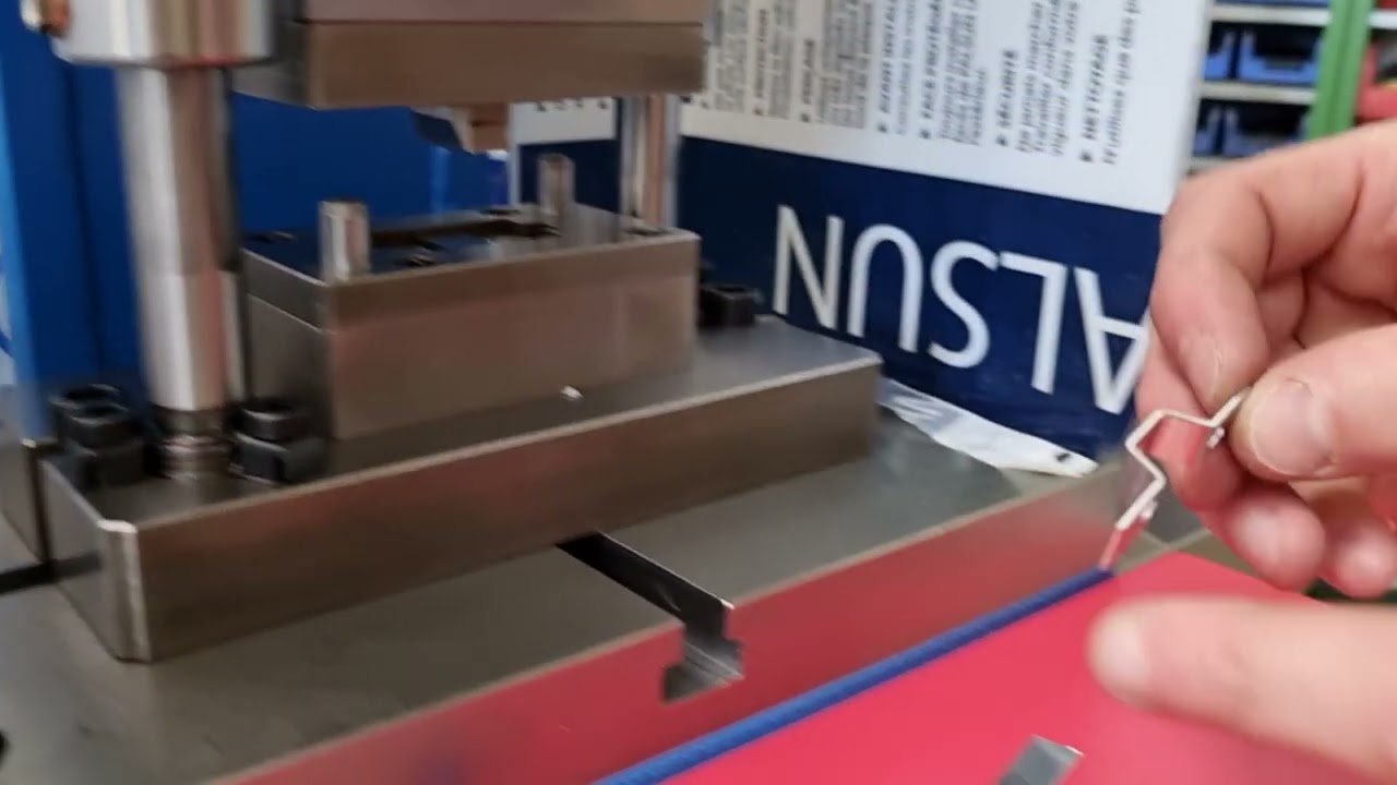 Essai pliage poinçonnage et emboutissage sur presse pneumatique 4.3T
