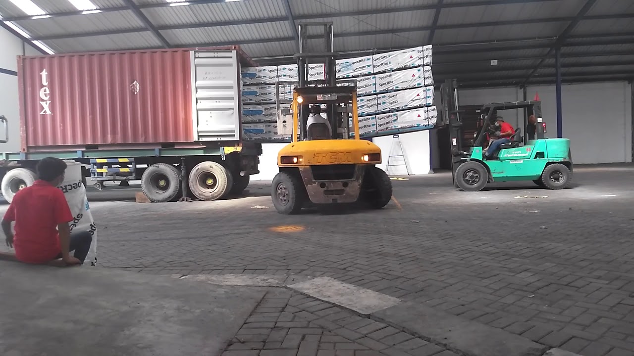 AMAZING FORKLIFT SKILLS,  MERBAU DECKING Loading Into Container Only 5 Minutes
