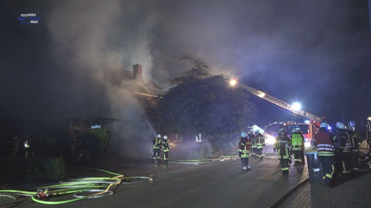 Großfeuer vernichtet Carport und Wohnhaus in Hatterwüsting - Über 100 Einsatzkräfte im Einsatz.
