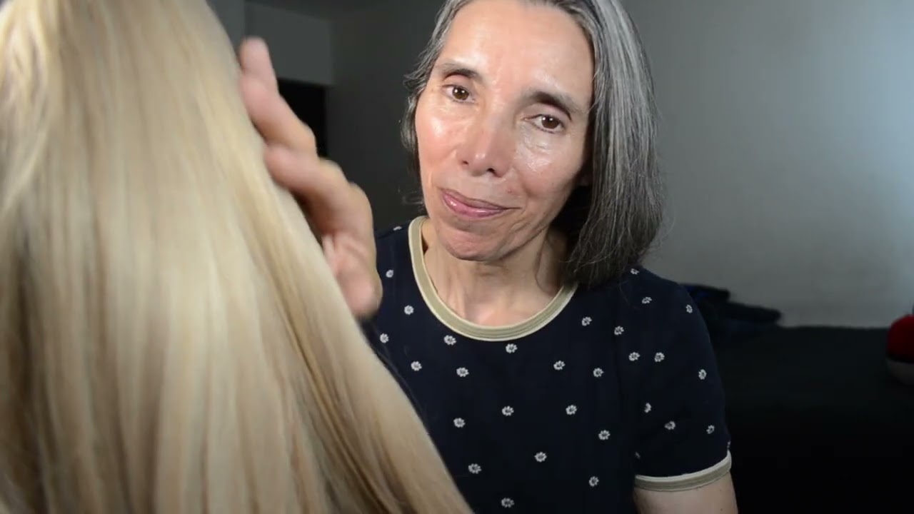ASMR TU COMPAÑERA DE SALON JUEGA CON TU PELO