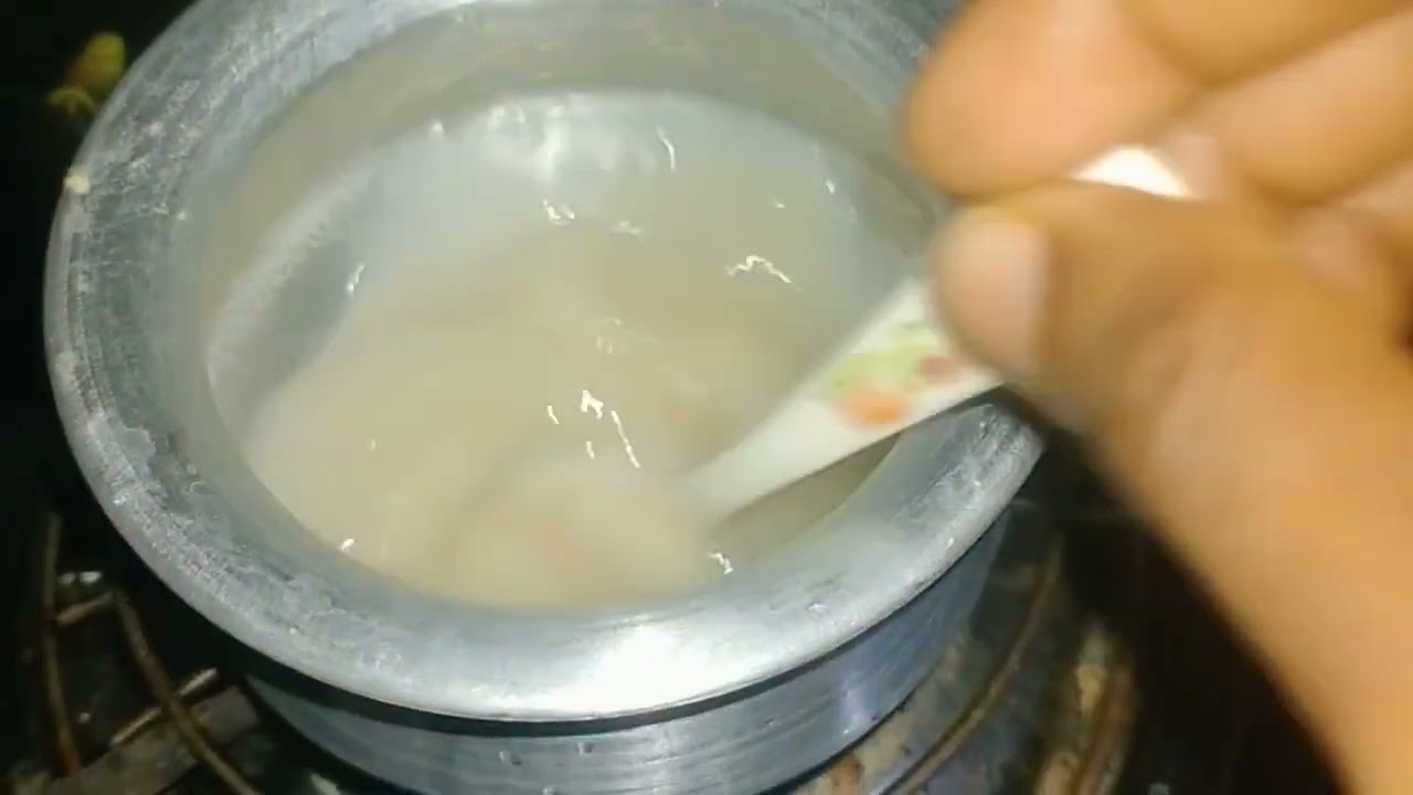 আমার ৫ মাসের বাচ্চাকে চালের সুজি বানিয়ে খাওয়ালাম একটু খানি। ❤️
