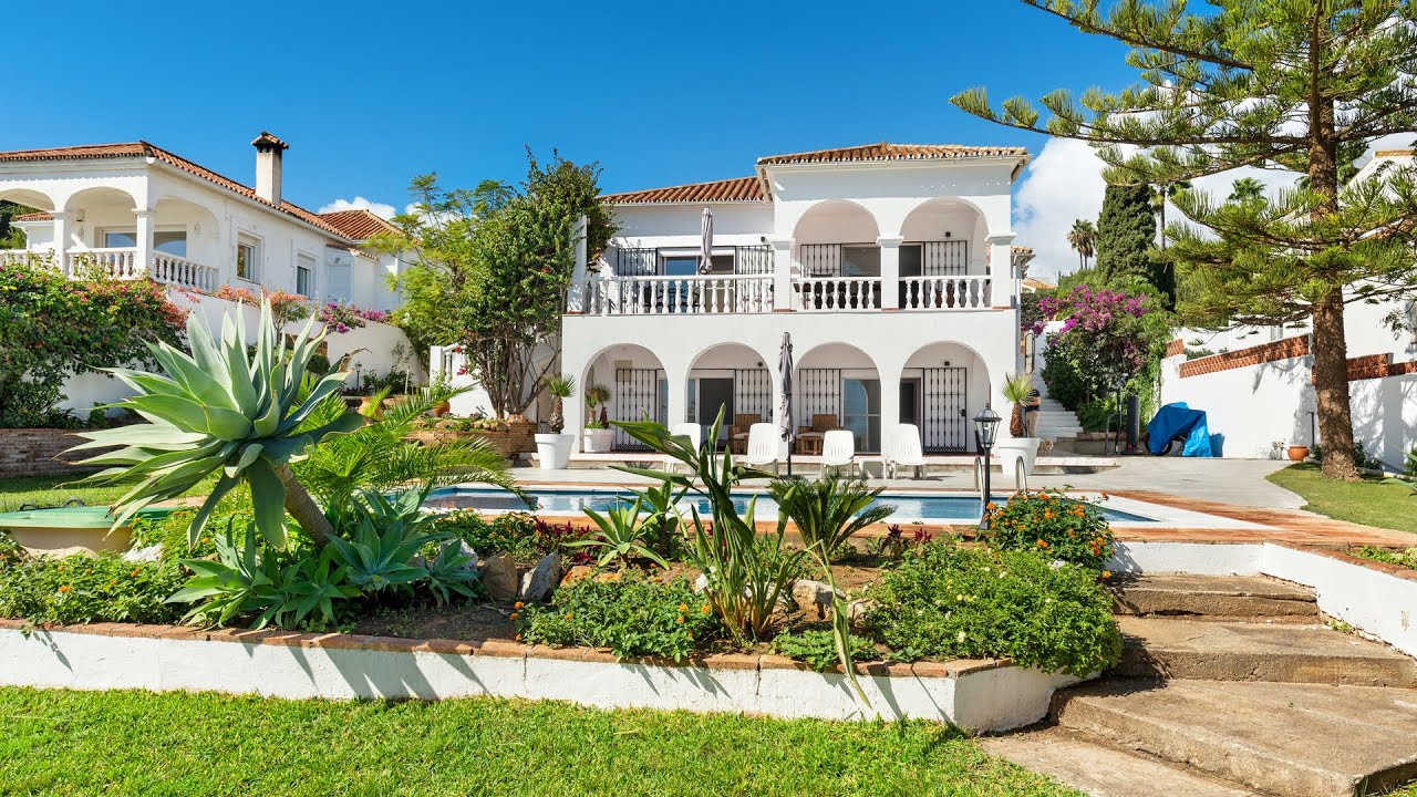 Mediterranean Villa for Sale in Estepona | Dream Home with Sea Views