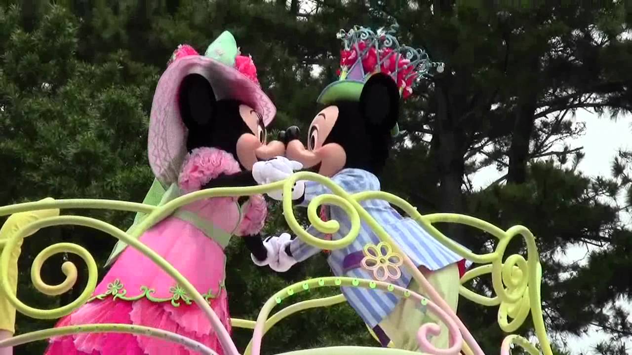ミニーにキスされてガッツポーズするミッキー