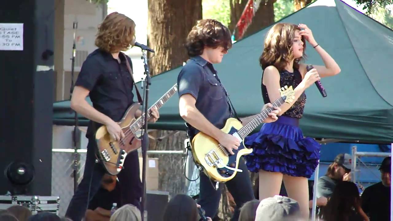 Selena Gomez & The Scene - Tell Me Something I Don't Know