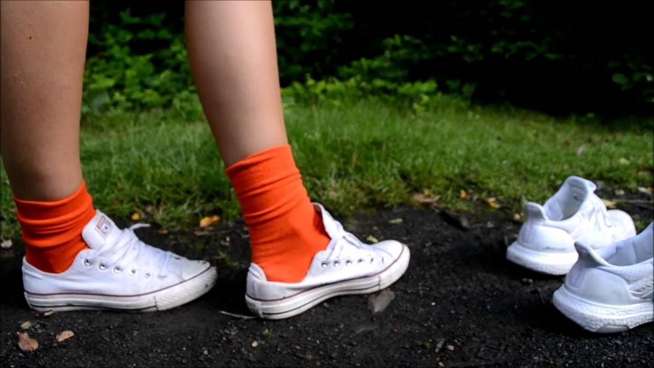 Patricia schlappt herum in ihren locker geschn&uuml;rten Converse Chucks low