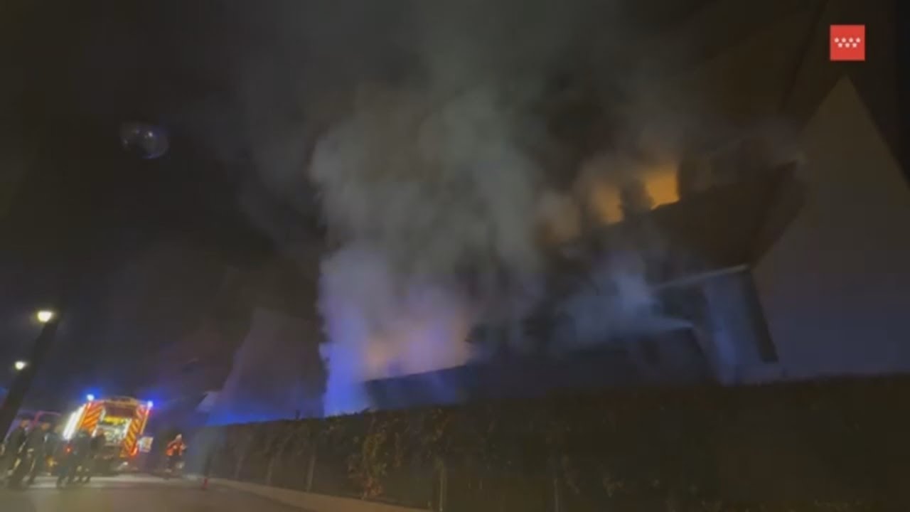 Hospitalizadas una madre y su hijo por el incendio de su vivienda en Boadilla del Monte