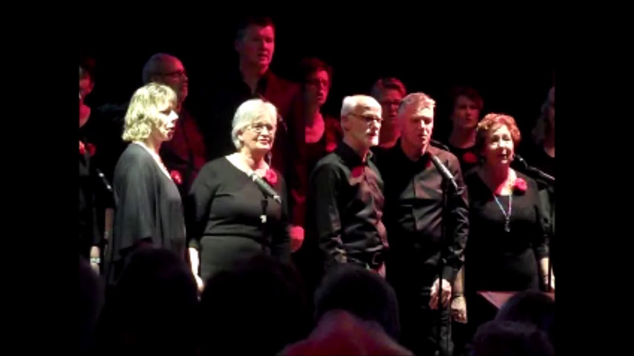 Gerrie Dantuma tijdens Jubileumconcert 25 jaar Gospelgroep The Messengers Holwerd (deel 1)