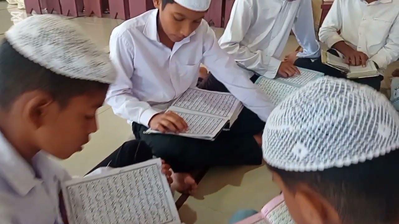 இறை வசனங்கள் ஒற்றுமையில் ஓதப்படுகின்றன...  تُتْلَىٰ آيَاتُ ٱللَّهِ فِي وَحْدَةٍ